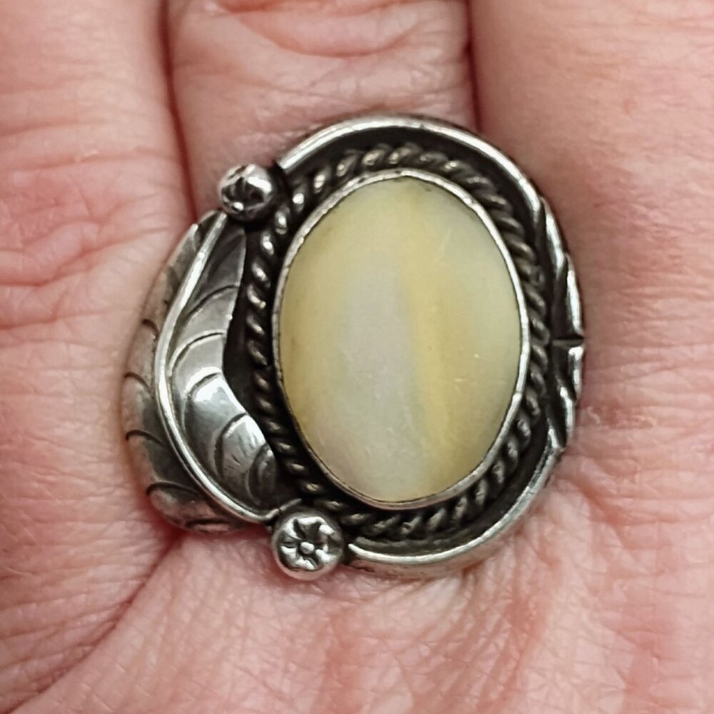 Vtg Navajo Old Pawn Sterling Silver Mother of Pearl Ring Feather Setting Size 8